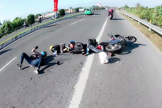 Bức xúc với cặp đôi vượt ẩu khiến gia đình có con nhỏ ngã lăn lóc