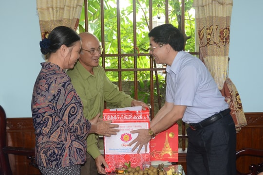 Phó Bí thư Tỉnh ủy dâng hương tại Nghĩa trang Liệt sĩ Đường sắt và hang hỏa tiễn