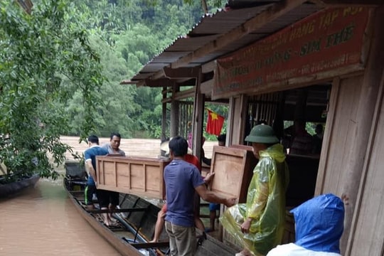 Lũ cuốn trôi hàng trăm máy phát điện ở Kỳ Sơn