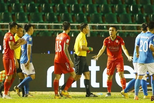 Pha đạp người kinh hoàng của Sầm Ngọc Đức với cầu thủ Than Quảng Ninh