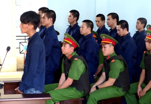 10 người chặn xe gây ách tắc ở Phan Rí Cửa lĩnh án