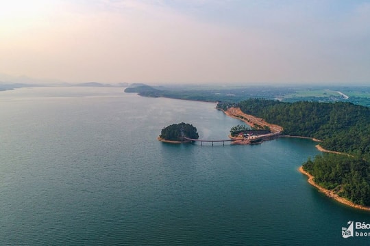 Phát hiện thi thể người phụ nữ nổi trên hồ Kẻ Gỗ