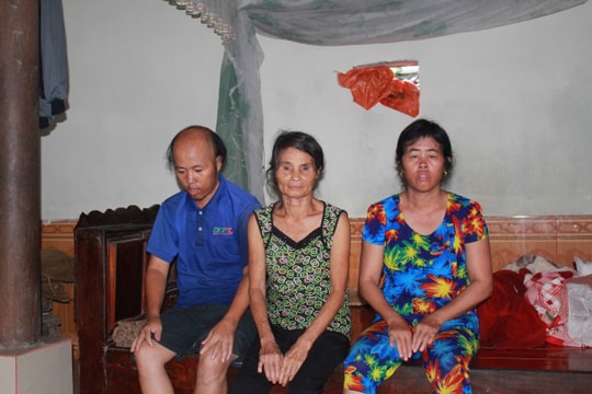 Cơ cực cảnh mẹ già nuôi 2 con bị bệnh 