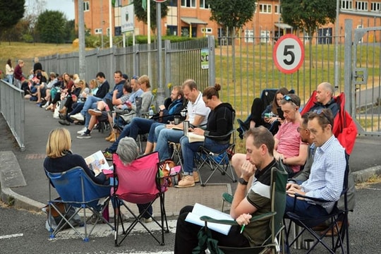 Phụ huynh xếp hàng từ 3h sáng để xin suất ăn miễn phí cho con