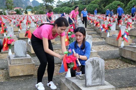 Thí sinh dự thi Hoa hậu Việt Nam tri ân các anh hùng liệt sỹ tại Nghĩa trang Việt Lào