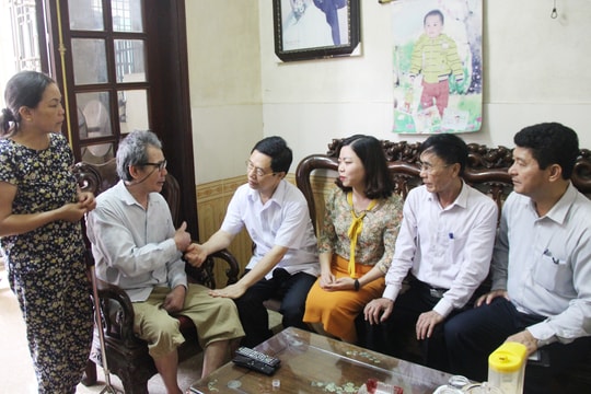 Đồng chí Nguyễn Xuân Sơn thăm, tặng quà các thương, bệnh binh