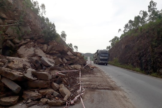 Sạt lở núi trên tuyến Quốc lộ 48D qua địa bàn TX. Hoàng Mai