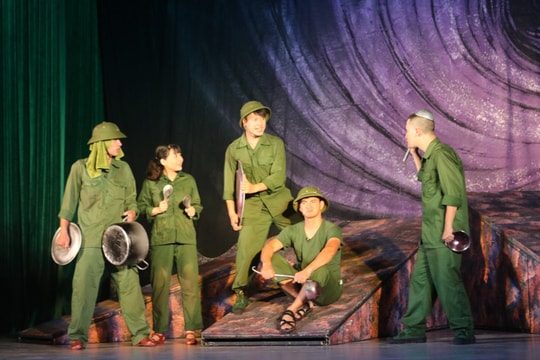 NSƯT Xuân Bắc vào Nghệ An công diễn vở kịch 'Bão tố Trường Sơn'