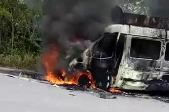 Xe tang chở hài cốt đi hỏa thiêu bốc cháy trên đường về