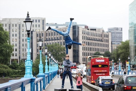 Quốc Cơ, Quốc Nghiệp diễn xiếc trên đường phố Anh gây chú ý