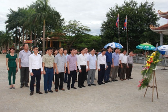 Ủy ban Kiểm tra Tỉnh ủy dâng hương tại Nghĩa trang liệt sỹ Việt - Lào