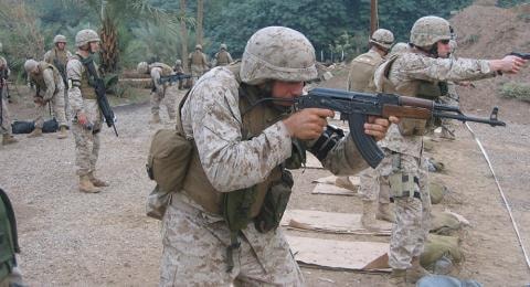 Màn so găng giữa AK-47 với súng Mỹ