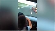 Bố để con 7 tuổi lái ô tô 120km/h, vượt xe tải trên cao tốc