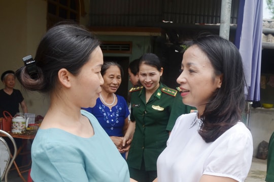 Báo Nghệ An thăm hỏi, trao quà hỗ trợ trinh sát biên phòng Nguyễn Đình Tài