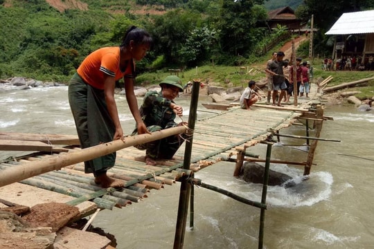 Bộ đội biên phòng giúp dân làm cầu tạm qua suối