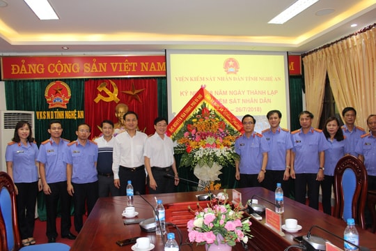 Thường trực Tỉnh ủy chúc mừng Viện Kiểm sát nhân dân tỉnh nhân ngày truyền thống