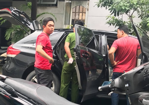 Ôtô tiền tỷ bị trộm bỏ lại bên đường