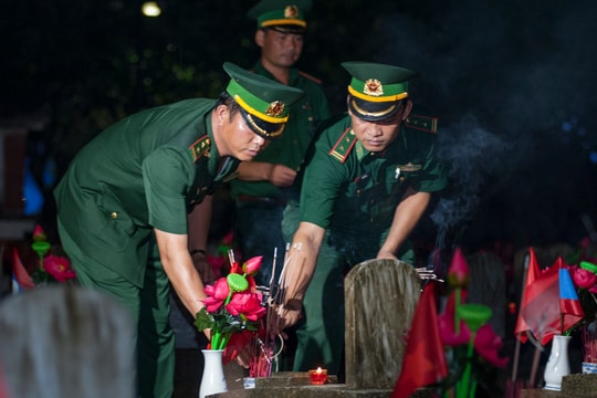 Thành kính Lễ dâng hương, thắp nến tri ân tại Nghĩa trang liệt sỹ  Việt - Lào