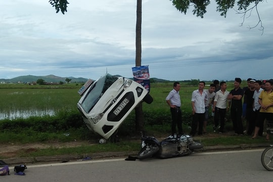 Tránh xe máy đi ngược chiều, taxi lộn nhiều vòng gác thân lên cây bên đường