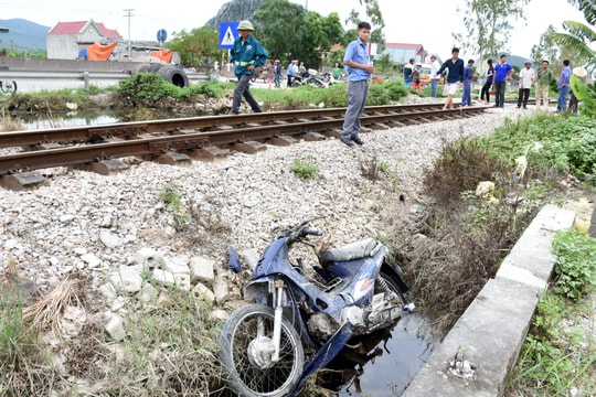 Người phụ nữ tử vong khi băng qua đường sắt 