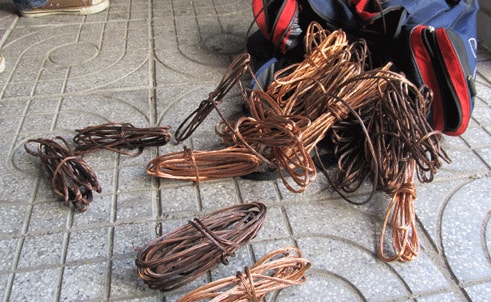 Dùng kìm phá khóa, trộm 100kg đồng trong trụ sở điện lực