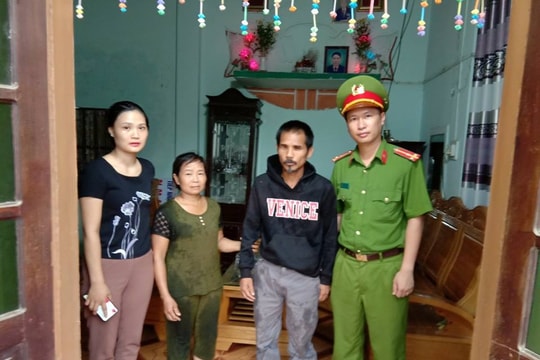 Công an giúp người mù bị lạc đường tìm người thân