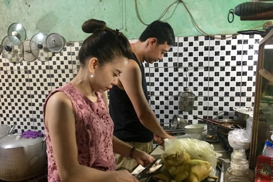   Chủ quán cháo trả lại túi tiền 200 triệu cho khách hàng bỏ quên