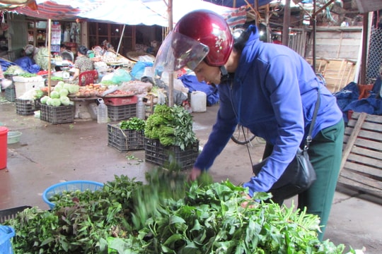 Sau mưa lũ, rau xanh tăng giá gấp ba