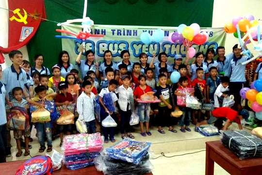 Trao 250 suất quà cho học sinh nghèo Quế Phong