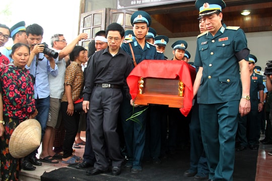 Đồng đội, người thân nghẹn ngào tiễn đưa 2 phi công hy sinh trong vụ rơi máy bay ở Nghệ An