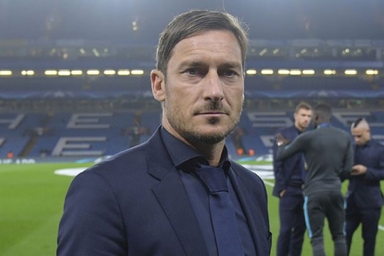 Huyền thoại Totti bất ngờ "thả thính" Messi