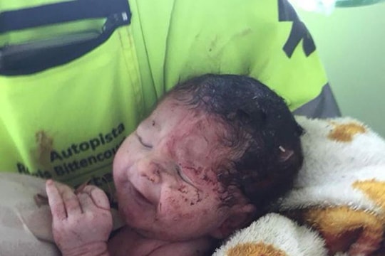 Xe tải lật, mẹ tử vong, thai nhi sống sót kỳ diệu