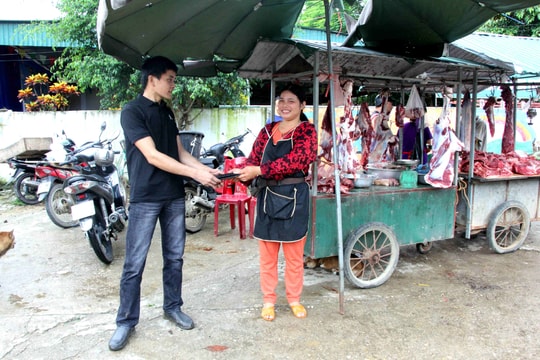 Cô hàng thịt nhặt được ví tiền, đăng Facebook tìm người trả lại