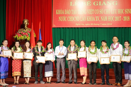 Trao bằng tốt nghiệp tiếng Việt cho lưu học sinh Lào