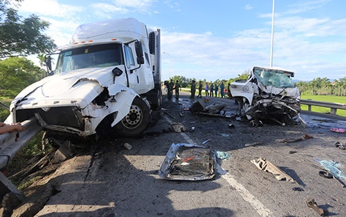 Xe đi dự đám cưới đấu đầu container, 13 người chết