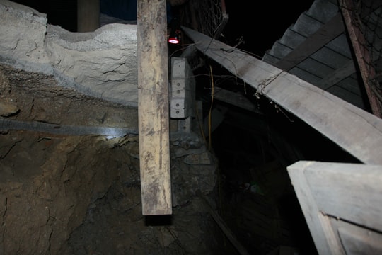 Nghệ An: Sạt lở đất, người dân thức trắng chuyển đồ cả đêm