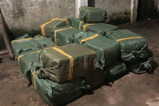 Bắt giữ hơn 1,5 tấn mỡ động vật bốc mùi trên xe khách