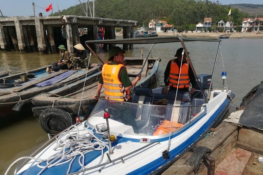 Tìm kiếm ngư dân rơi xuống biển mất tích