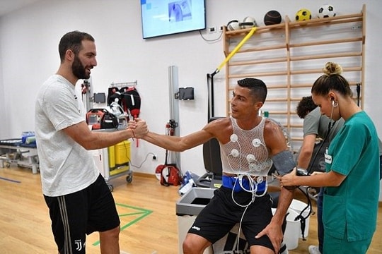 Higuain, Dybala tay bắt mặt mừng chào đón Ronaldo
