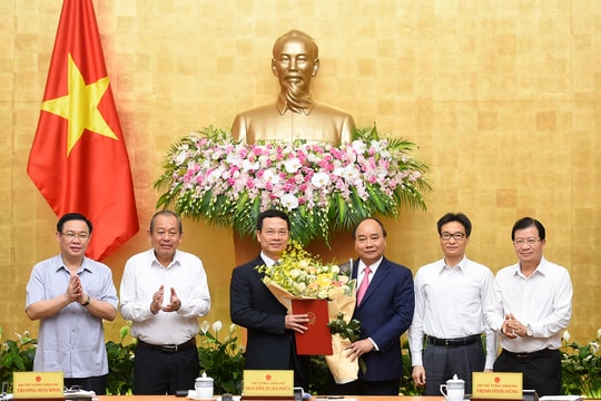 Thủ tướng trao Quyết định giao quyền Bộ trưởng Bộ Thông tin và Truyền thông