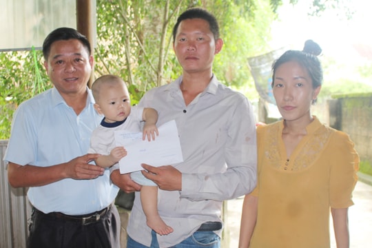 Trao hơn 17 triệu đồng hỗ trợ bé 9 tháng tuổi bị tim bẩm sinh