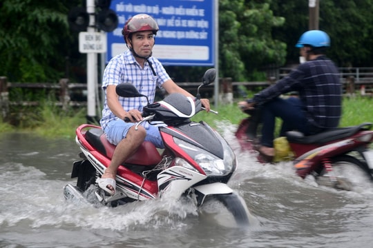 3 nguy cơ rất dễ gặp phải khi xe máy tay ga "lội nước"