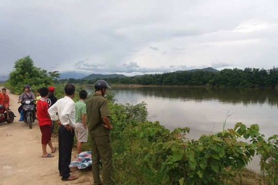Người phụ nữ ở Nghệ An tử vong bất thường trên sông La