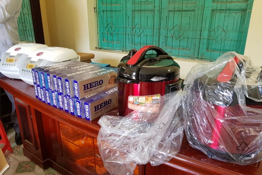 Bắt giữ vụ vận chuyển hai lô hàng lậu thuốc lá và điện tử