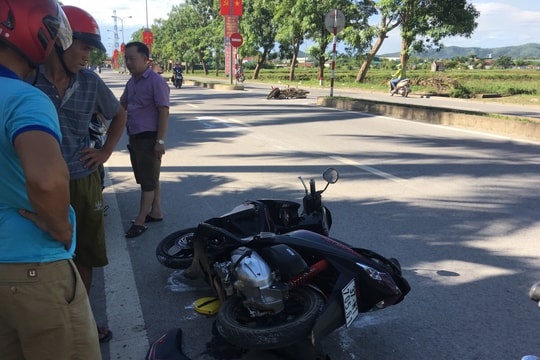 Hai xe máy cùng chiều va vào nhau văng xa trên 10m, 2 người trọng thương
