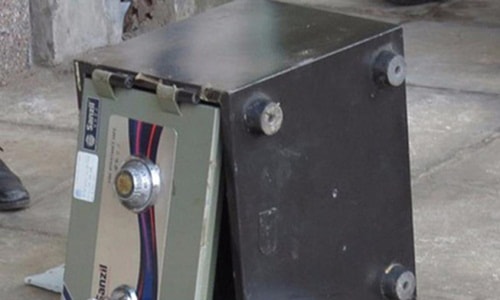 Vợ chồng kẻ trộm vứt két sắt còn hàng trăm triệu xuống kênh