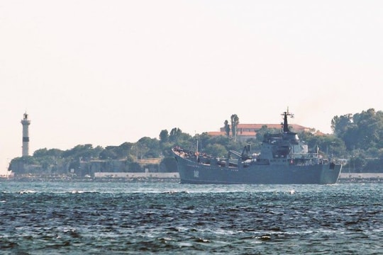 Tàu Nga chở vũ khí hướng về Syria