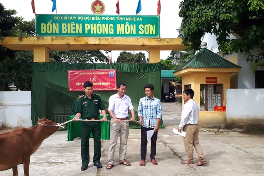 Trao bò sinh sản cho hộ nghèo ở Con Cuông