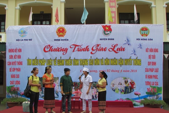 Tặng quà cho học sinh nghèo và gia đình thiệt hại do bão 3 ở vùng cao