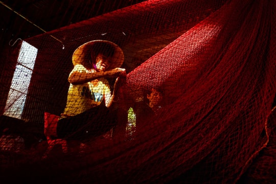 Kiếm cơm từ nghề vá lưới 